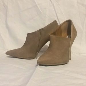Steve Madden pointed toe ankle boot